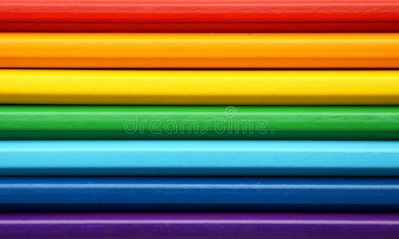 Crayons de couleur dans des couleurs d'arc-en-ciel