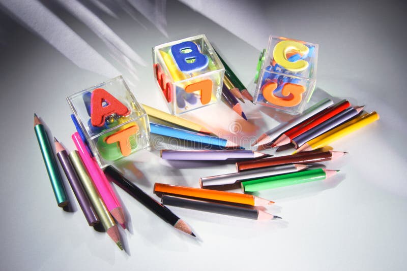 Crayons de couleur et blocs d'alphabet photographie stock libre de droits Crayons de couleur et blocs d'alphabet photographie stock libre de droits
