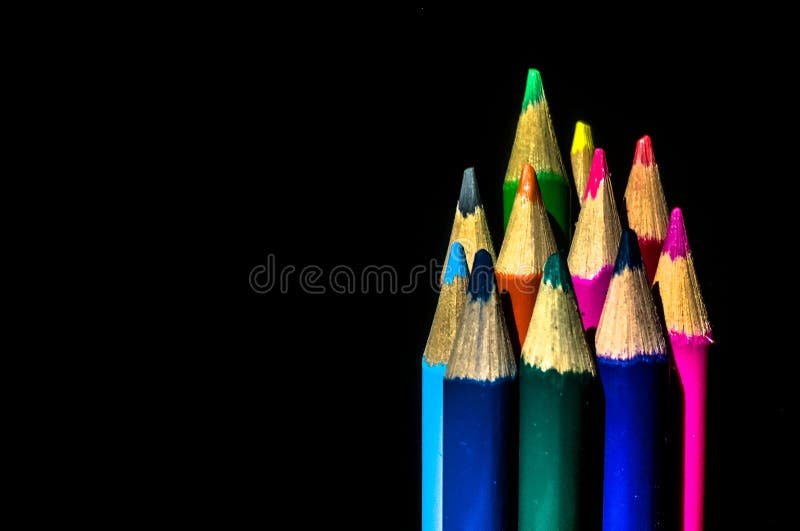 Crayons de couleur à l'arrière-plan noir photo stock Crayons de couleur à l'arrière-plan noir photo stock