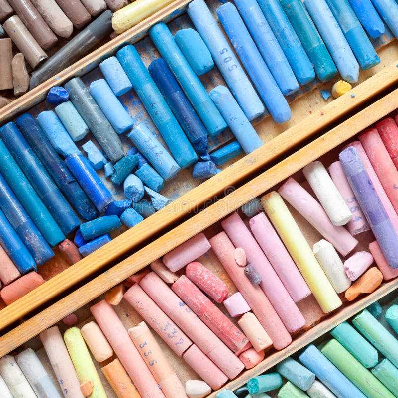 Crayons en pastel multicolores professionnels dans la boîte en bois d'artiste images stock Crayons en pastel multicolores professionnels dans la boîte en bois d'artiste images stock
