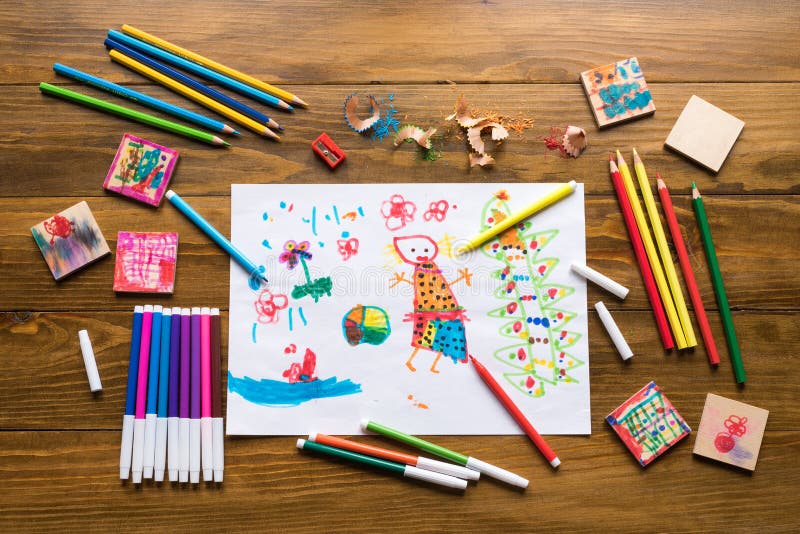 Crayons, stylos feutres et un dessin du ` s d'enfant photo libre de droits Crayons, stylos feutres et un dessin du ` s d'enfant photo libre de droits