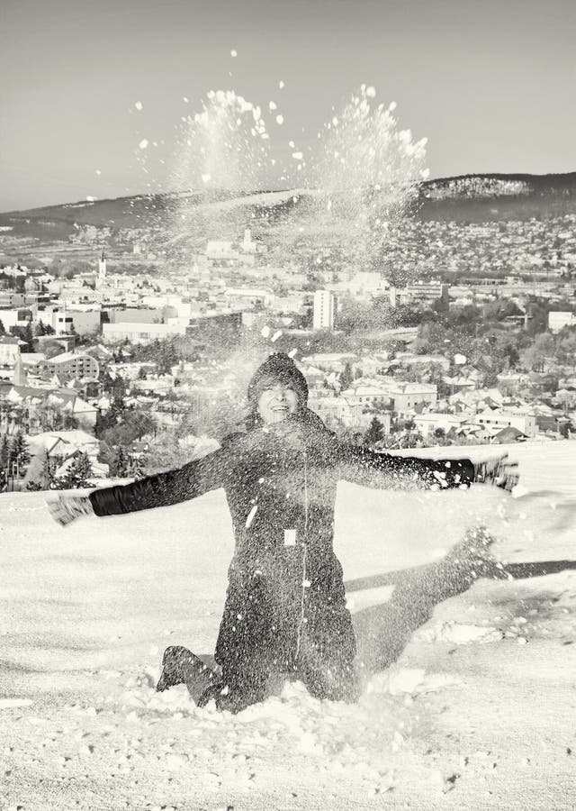 Bláznivá žena hází bílý sníh, bezbarvý