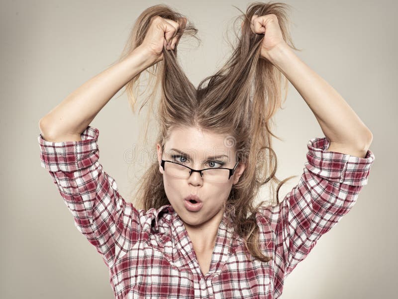 Joven loco mujer de negocios cabello a ojos.