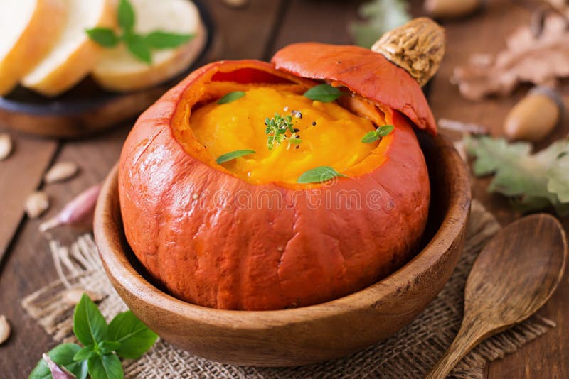Суп тыквы cream с перцами и травами стоковые изображения