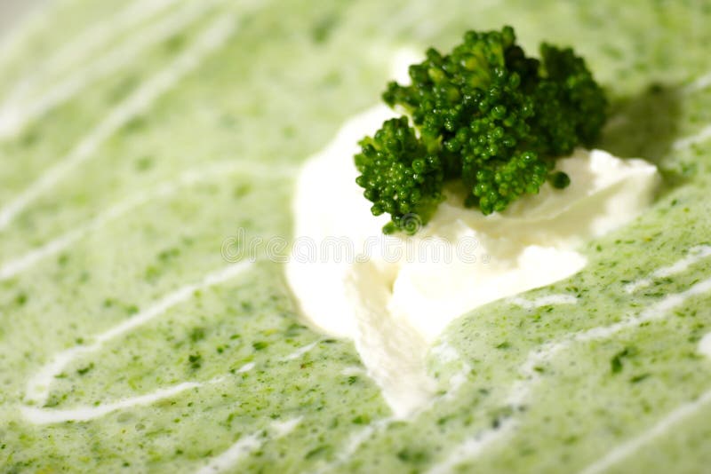 Close-up fotografiu smotana brokolica polievka.