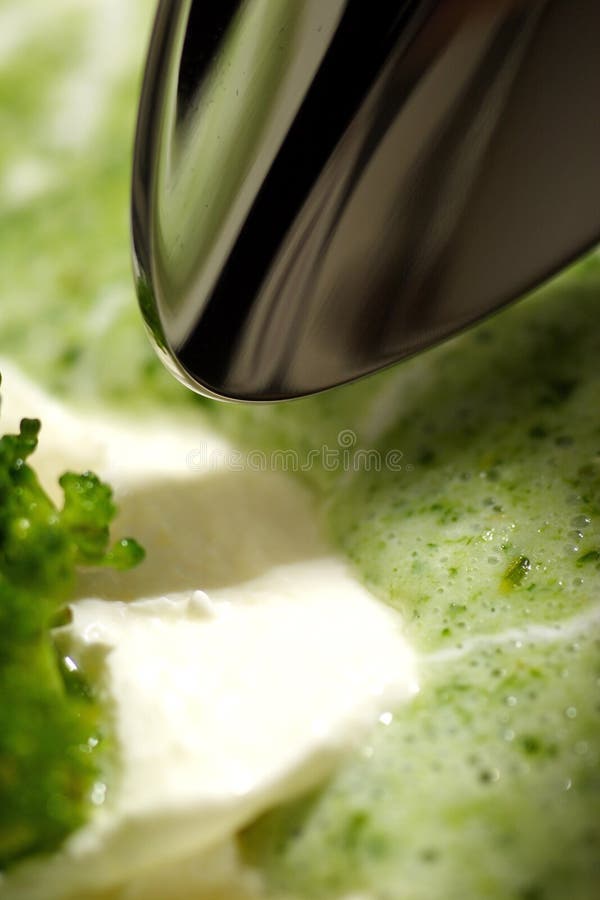 Close-up fotografiu smotana brokolica polievka.