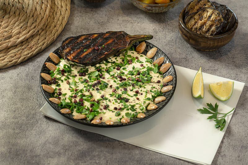 Creamy eggplant dip mutabbal feito com tahini e limão ndash tradicional mezze árabe fotos de stock royalty free
