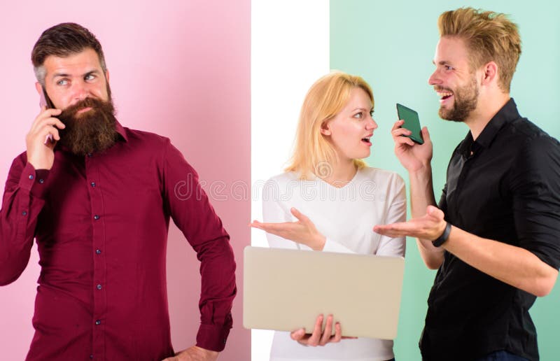 Creare del contenuto del lavoro di vendita di Internet del gruppo Media sociali che commercializzano gruppo Gli uomini e la donna fotografie stock libere da diritti Creare del contenuto del lavoro di vendita di Internet del gruppo Media sociali che commercializzano gruppo Gli uomini e la donna fotografie stock libere da diritti
