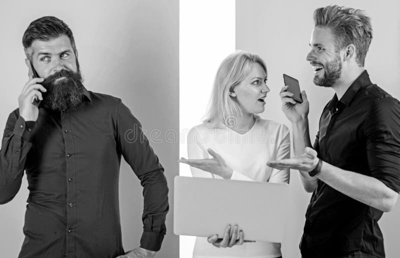 Creare del contenuto del lavoro di vendita di Internet del gruppo Media sociali che commercializzano gruppo Gli uomini e la donna fotografia stock libera da diritti Creare del contenuto del lavoro di vendita di Internet del gruppo Media sociali che commercializzano gruppo Gli uomini e la donna fotografia stock libera da diritti