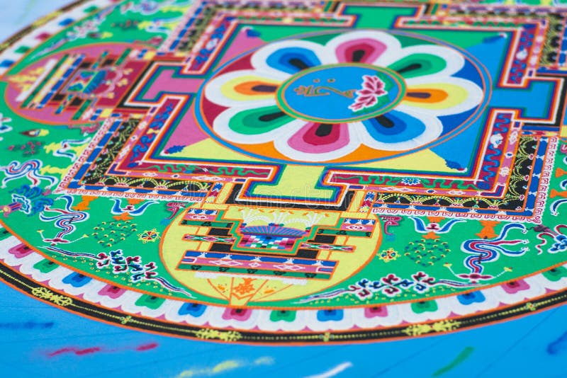 Creare una mandala buddista della sabbia. immagini stock Creare una mandala buddista della sabbia. immagini stock