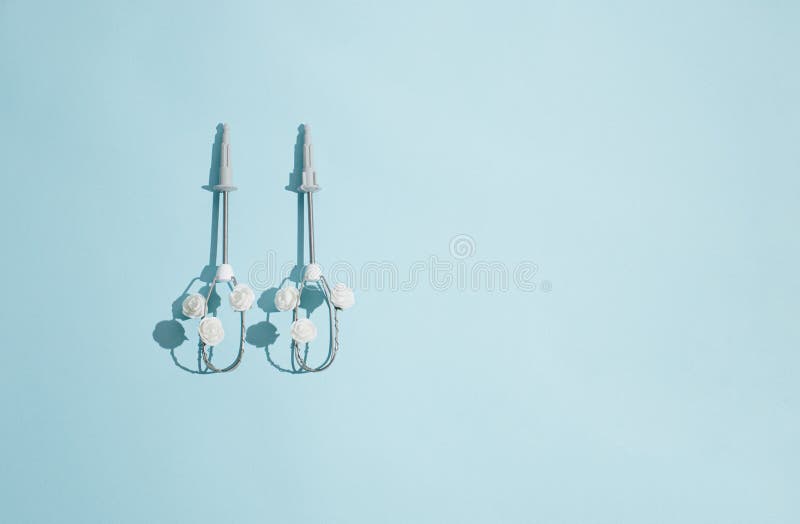 Creatief concept gemaakt van elektrische eiboetsboetseertoestellen en witte rozenbloemen op pastelblauwe achtergrond. minimaal vee