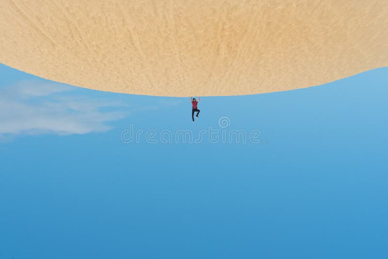 Creatief geroteerd beeld van jong Aziatisch mannetje op zandduinen stock foto Creatief geroteerd beeld van jong Aziatisch mannetje op zandduinen stock foto