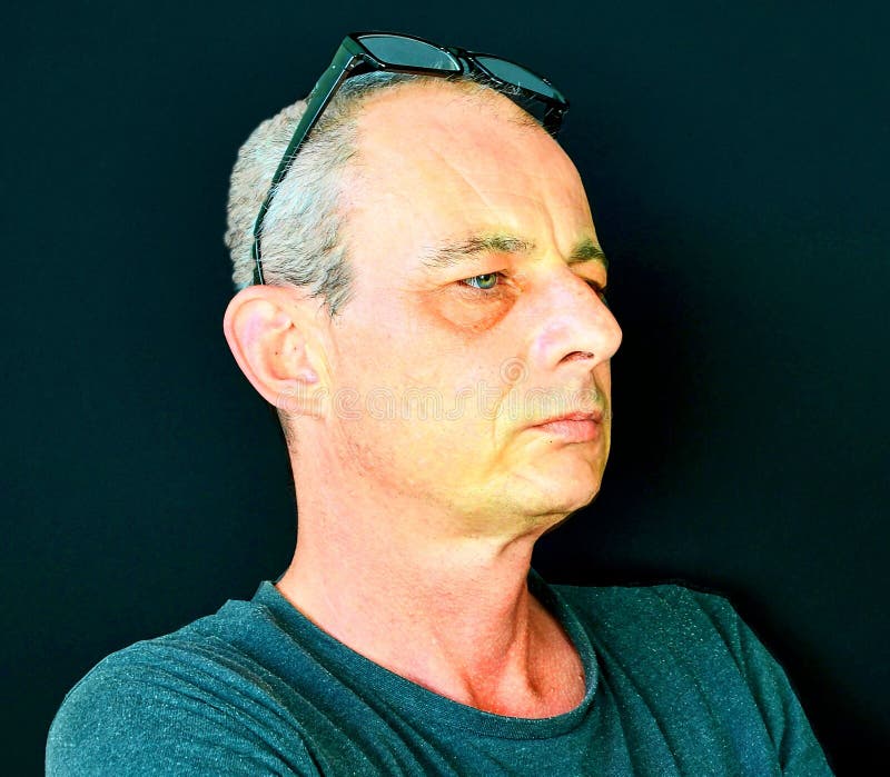 Creatief portret Midden oude mens met glazen Portret van de rijpe mens op zwarte achtergrond De ruimte van het exemplaar royalty-vrije stock foto's Creatief portret Midden oude mens met glazen Portret van de rijpe mens op zwarte achtergrond De ruimte van het exemplaar royalty-vrije stock foto's