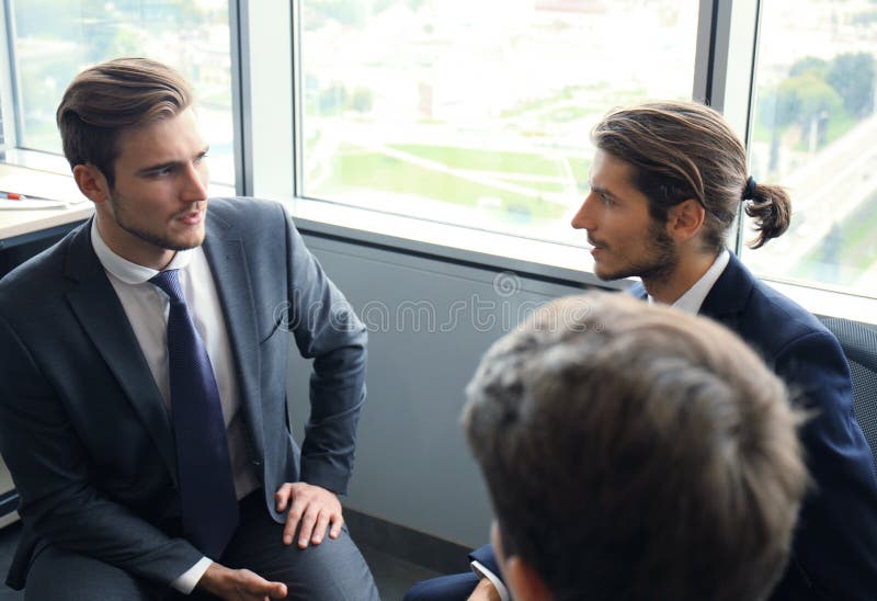 Creatieve bedrijfsmensen die in cirkel van stoelen samenkomen royalty-vrije stock fotografie