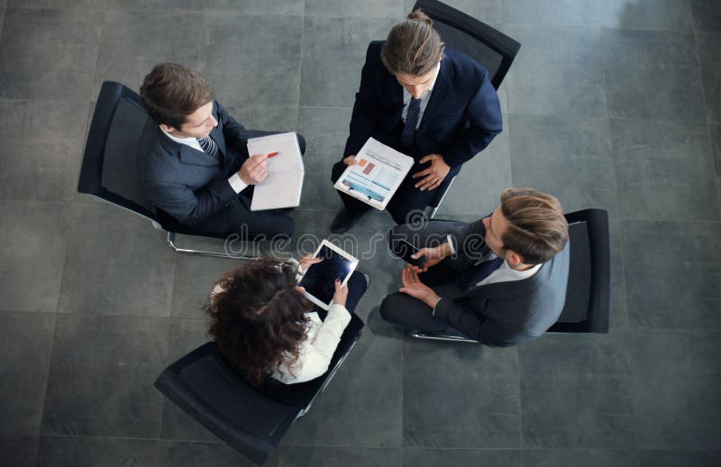 Creatieve bedrijfsmensen die in cirkel van stoelen samenkomen royalty-vrije stock fotografie