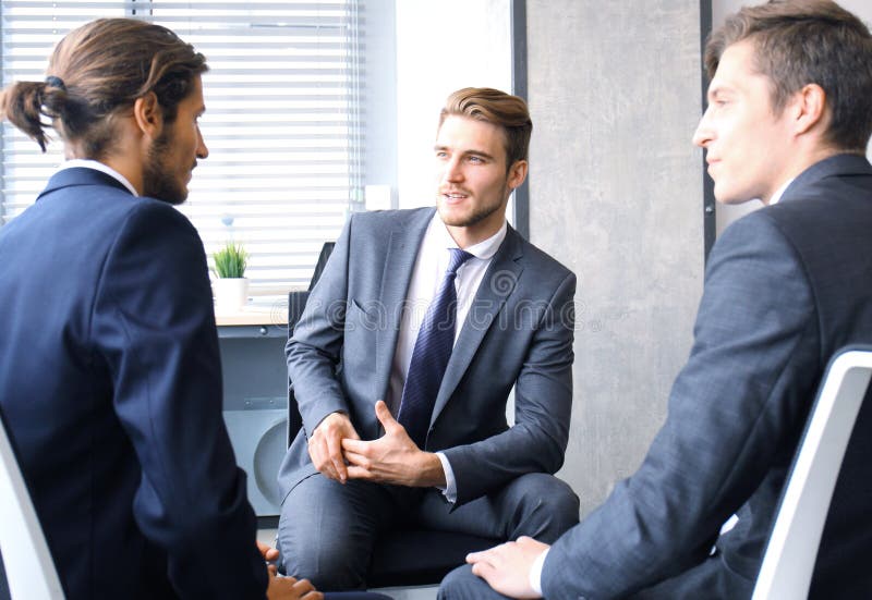 Creatieve bedrijfsmensen die in cirkel van stoelen samenkomen royalty-vrije stock fotografie