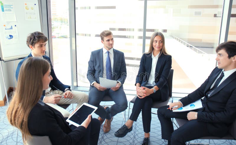 Creatieve bedrijfsmensen die in cirkel van stoelen samenkomen royalty-vrije stock foto