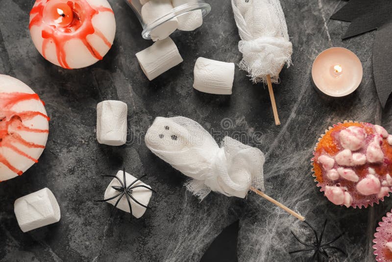 Creatieve desserts met heemst en cupcakes voorbereidingen getroffen voor Halloween-partij op grijze achtergrond stock foto's Creatieve desserts met heemst en cupcakes voorbereidingen getroffen voor Halloween-partij op grijze achtergrond stock foto's