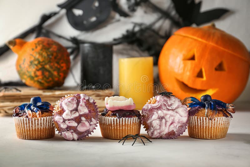 Creatieve die cupcakes op Halloween-partij op lichte lijst wordt voorbereid stock fotografie Creatieve die cupcakes op Halloween-partij op lichte lijst wordt voorbereid stock fotografie