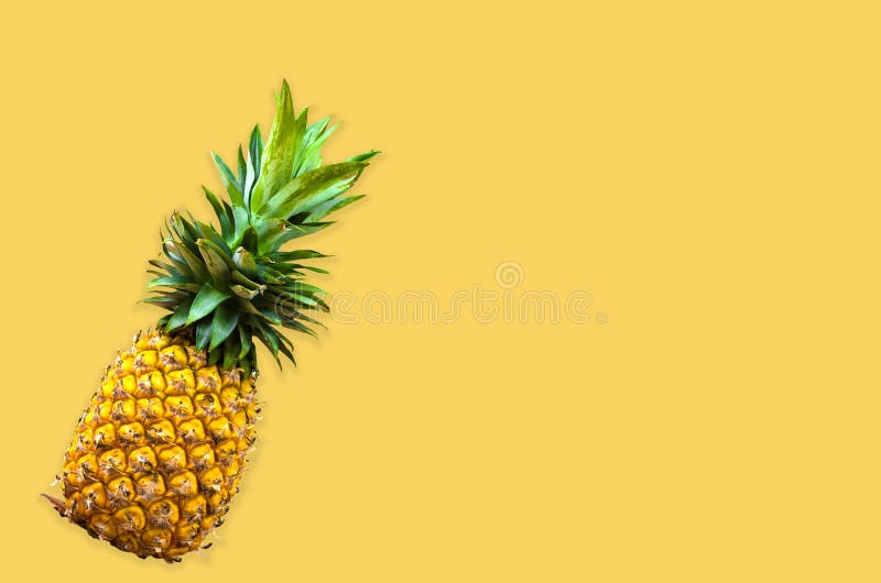 Creatieve die lay-out van ananas wordt gemaakt Vlak leg voedselconcept op gele achtergrond stock foto Creatieve die lay-out van ananas wordt gemaakt Vlak leg voedselconcept op gele achtergrond stock foto
