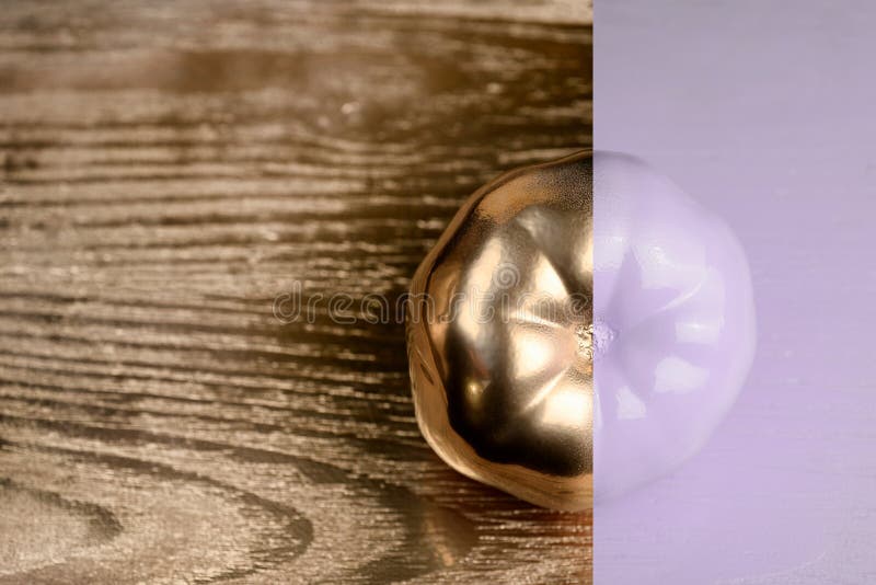 Creatieve die lay-out van tomaat op hout wordt gemaakt backgruond Geschilderde purple en goud Het concept van het voedsel stock foto's Creatieve die lay-out van tomaat op hout wordt gemaakt backgruond Geschilderde purple en goud Het concept van het voedsel stock foto's