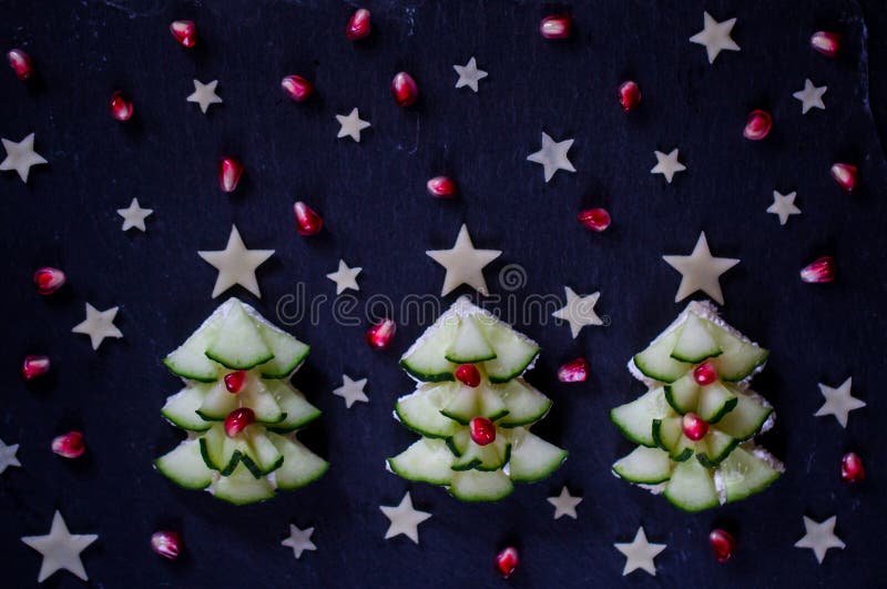 Creatieve, gezonde Kerstmissnack voor jonge geitjes Vakantieontbijt stock fotografie Creatieve, gezonde Kerstmissnack voor jonge geitjes Vakantieontbijt stock fotografie