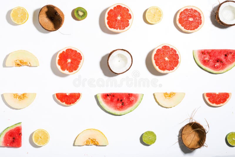 Creatieve lay-out gemaakt tot ananas, watermeloen, kokosnoot, meloen, grap stock afbeeldingen Creatieve lay-out gemaakt tot ananas, watermeloen, kokosnoot, meloen, grap stock afbeeldingen