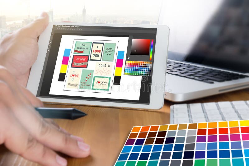 Creatieve Ontwerper Graphic op het werk De steekproeven van het kleurenmonster, Illustr stock foto's Creatieve Ontwerper Graphic op het werk De steekproeven van het kleurenmonster, Illustr stock foto's
