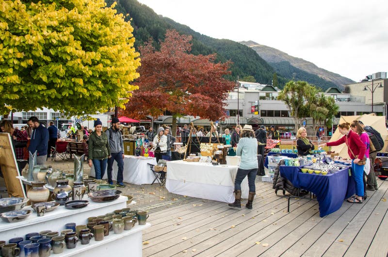 Creatieve Queenstown-Kunsten en Ambachtenmarkten wat bij de meervoorzijde bij Earnslaw-Park in Queenstown wordt gevestigd stock afbeelding Creatieve Queenstown-Kunsten en Ambachtenmarkten wat bij de meervoorzijde bij Earnslaw-Park in Queenstown wordt gevestigd stock afbeelding