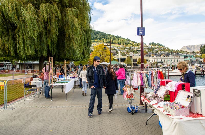 Creatieve Queenstown-Kunsten en Ambachtenmarkten wat bij de meervoorzijde bij Earnslaw-Park in Queenstown wordt gevestigd stock afbeelding Creatieve Queenstown-Kunsten en Ambachtenmarkten wat bij de meervoorzijde bij Earnslaw-Park in Queenstown wordt gevestigd stock afbeelding
