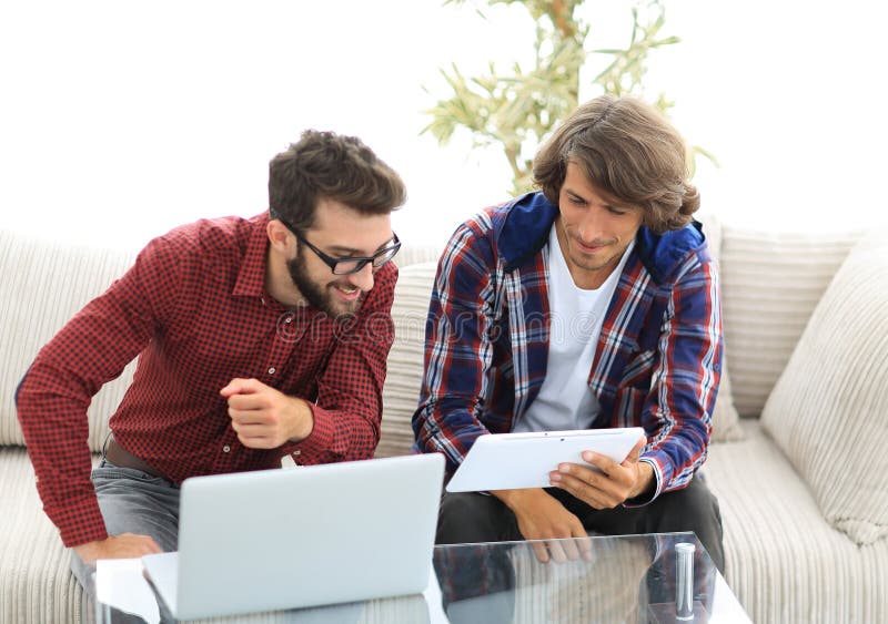 Creatieve Webontwerpers die met een tablet en laptop werken royalty-vrije stock afbeelding Creatieve Webontwerpers die met een tablet en laptop werken royalty-vrije stock afbeelding