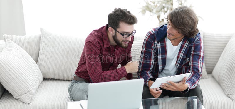 Creatieve Webontwerpers die met een tablet en laptop werken royalty-vrije stock afbeeldingen Creatieve Webontwerpers die met een tablet en laptop werken royalty-vrije stock afbeeldingen