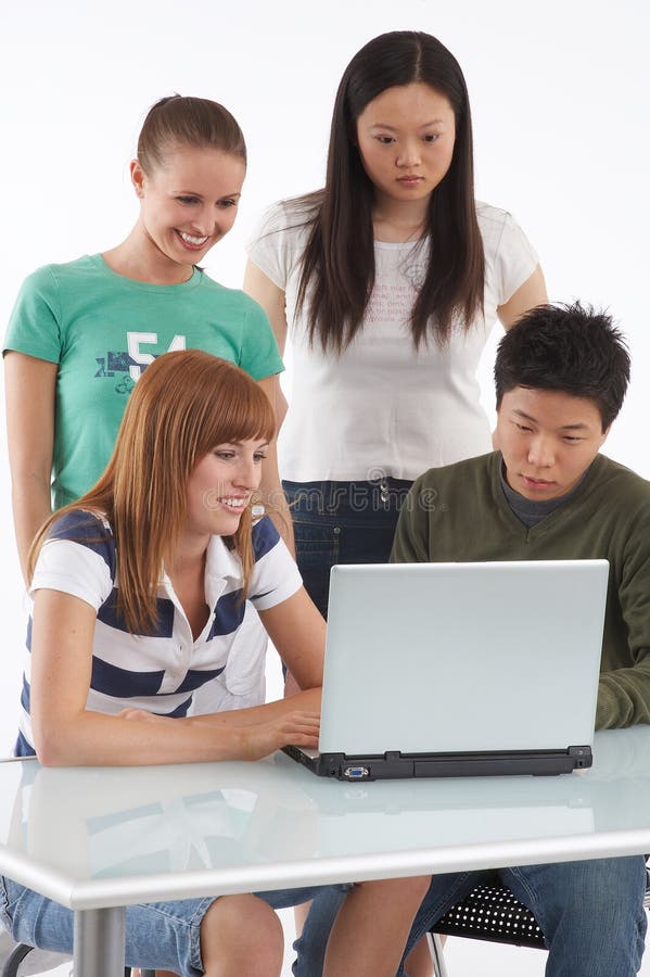 Mezinárodní skupina z mladý lidé na stůl přenosný počítač.