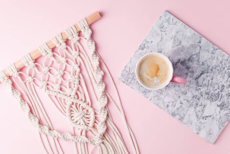 Creative flat lay, cafezinho sobre placa de mármore e macrame sobre fundo e espaço de cópia cor-de-rosa pastel, estilo mínimo, sa fotografia de stock royalty free Creative flat lay, cafezinho sobre placa de mármore e macrame sobre fundo e espaço de cópia cor-de-rosa pastel, estilo mínimo, sa fotografia de stock royalty free