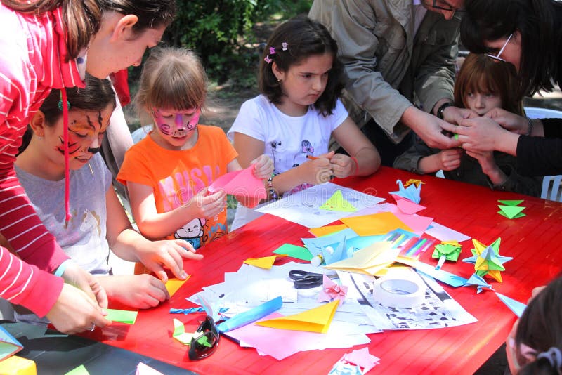 Creatività di tiraggio dei bambini fotografia stock libera da diritti Creatività di tiraggio dei bambini fotografia stock libera da diritti