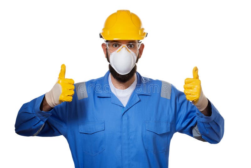 Creator cu pălărie tare în mască și ochelari de protecție transparenți ridicându-și degetele în mănușile de lucru royalty free stock images