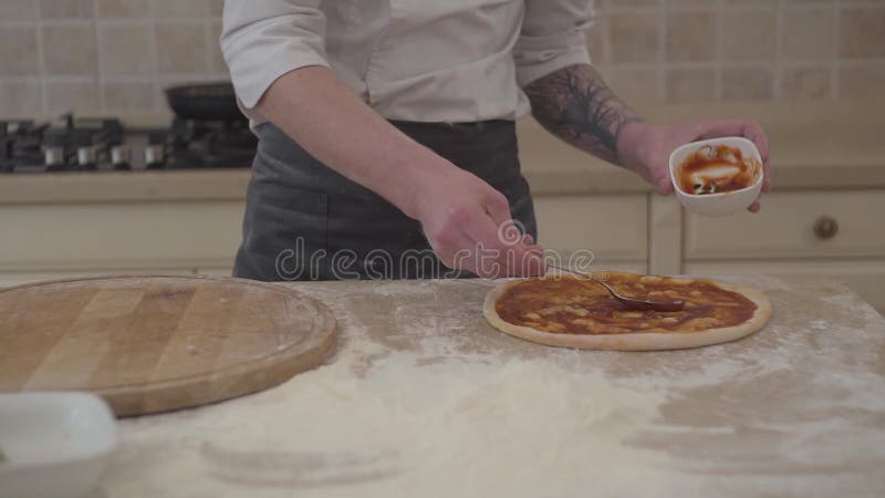 Creatore della pizza che cucina pizza sulla ricetta italiana tradizionale Cuoco unico che produce pizza italiana con la pasta del