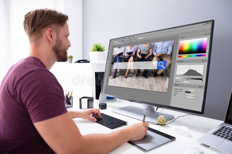 Creatrice di foto di modifica su computer immagini stock libere da diritti