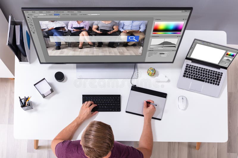 Creatrice di foto di modifica su computer fotografie stock