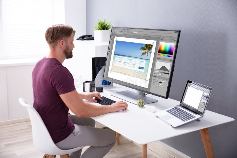 Creatrice di foto di modifica su computer immagine stock libera da diritti