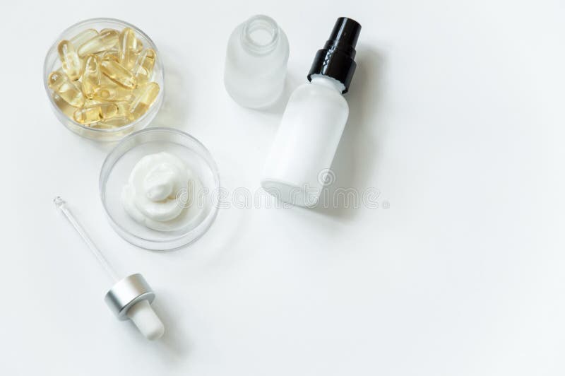 Creazione dei cosmetici, ingredienti Vitamine in crema, emulsione, elisir della giovent? Fiale, barattoli con l'erogatore della p immagini stock Creazione dei cosmetici, ingredienti Vitamine in crema, emulsione, elisir della giovent? Fiale, barattoli con l'erogatore della p immagini stock