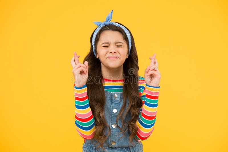 Credete in se stessi Bambino carino fare in modo che lo sfondo giallo del desiderio Piccolo bambino tiene le dita incrociate per fotografia stock libera da diritti Credete in se stessi Bambino carino fare in modo che lo sfondo giallo del desiderio Piccolo bambino tiene le dita incrociate per fotografia stock libera da diritti