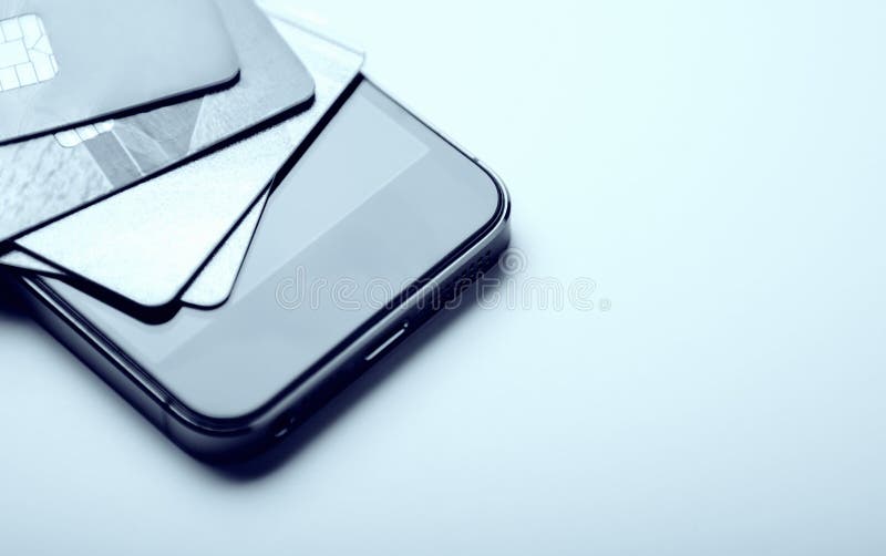 Creditcards op de telefoon Online betaling, die van huis winkelen Creatieve verwerking De ruimte van het exemplaar stock fotografie Creditcards op de telefoon Online betaling, die van huis winkelen Creatieve verwerking De ruimte van het exemplaar stock fotografie