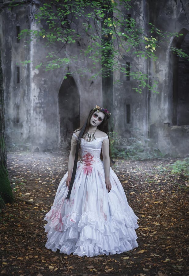 Creepy Dode Bruid Voor Verlaten Kasteel Halloween Stock Afbeelding - Image  of kostuum, kwaad: 157483155