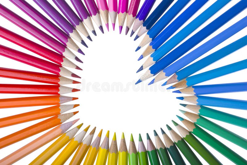 Creioane colorate aranjate în formă de inimă royalty free stock photos