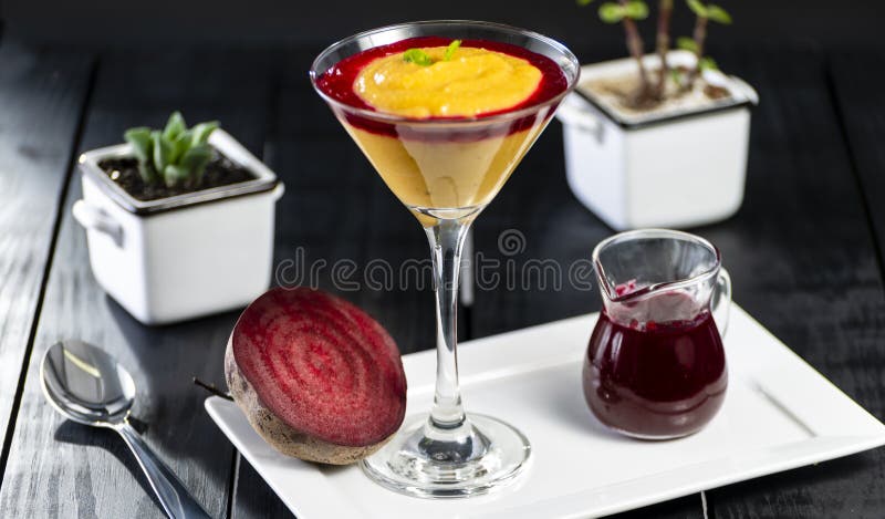 Crema batida de la calabaza con la jalea de las remolachas fotografía de archivo libre de regalías Crema batida de la calabaza con la jalea de las remolachas fotografía de archivo libre de regalías