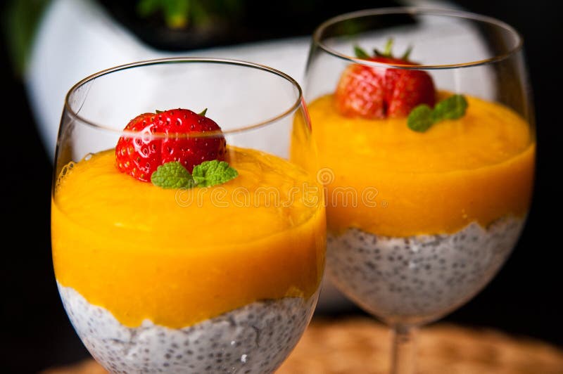 Crema batida del mango con las semillas del chia y la leche de coco foto de archivo libre de regalías Crema batida del mango con las semillas del chia y la leche de coco foto de archivo libre de regalías