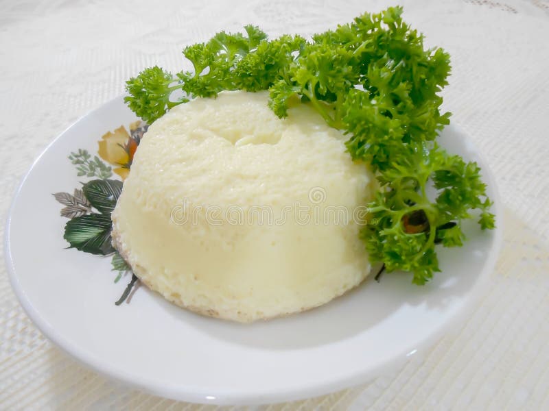 Crema casalinga guarnita prezzemolo dell'uovo fotografie stock Crema casalinga guarnita prezzemolo dell'uovo fotografie stock