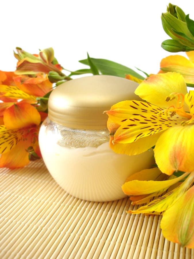 Crema cosmética con las flores fotografía de archivo libre de regalías Crema cosmética con las flores fotografía de archivo libre de regalías