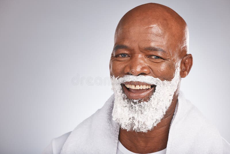 Espuma Afeitada En Barba Y Hombre Con Sonrisa De Mano En La Cara Y